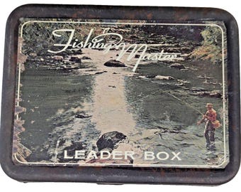 Caja metálica rústica retro para bajos de línea de pesca con mosca, 6.25 x 4.75 x 1.75 pulgadas, ideal para regalar.