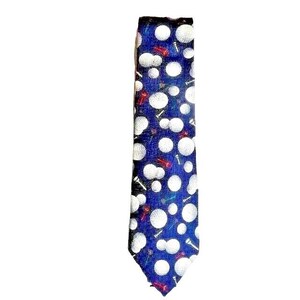 Peut inclure: Une cravate bleue ornée de motifs de balles de golf blanches, de tees de golf rouges et de clubs de golf blancs. La cravate est de longueur et de largeur standard, adaptée aux tenues formelles ou décontractées. Le motif sur le thème du golf ajoute une touche ludique.