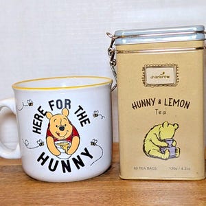 Puede incluir: Un juego de tres tazas de cerámica con acabado mate moteado. Las tazas son de color crema, gris claro y gris oscuro. Cada taza tiene un diseño simple y minimalista.