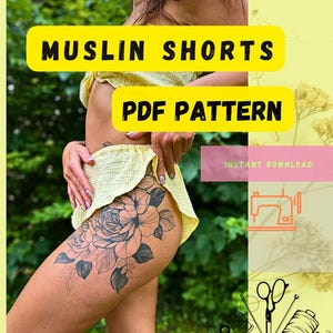 Könnte beinhalten: Gelbes Schnittmuster für Muslin-Shorts als PDF. Der Text auf dem Bild lautet "Muslin Shorts", "PDF Pattern", "Instant Download", "XXS-XXXL" und "Beginner Friendly". Das Bild zeigt auch ein florales Tattoo.