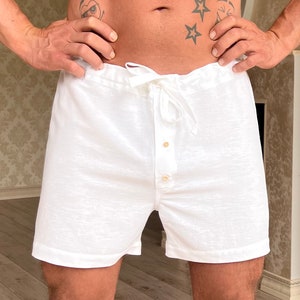 K&ouml;nnte beinhalten: Wei&szlig;e Baumwoll-Boxershorts mit Knopfleiste und Kordelzug.