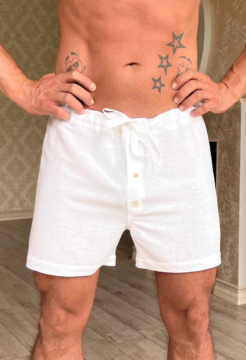 K&ouml;nnte beinhalten: Wei&szlig;e Baumwoll-Boxershorts mit Knopfleiste und Kordelzug.