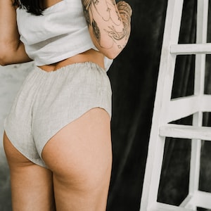 Pu&ograve; includere: Pantaloncini in lino grigio chiaro e un top abbinato. I pantaloncini hanno una vestibilit&agrave; rilassata e un comodo elastico in vita. Il top &egrave; un semplice modello a canotta. L'outfit &egrave; realizzato in un tessuto morbido e traspirante.