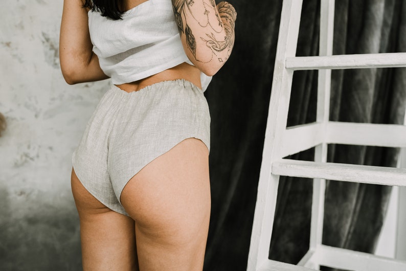 Pu&ograve; includere: Pantaloncini in lino grigio chiaro e un top abbinato. I pantaloncini hanno una vestibilit&agrave; rilassata e un comodo elastico in vita. Il top &egrave; un semplice modello a canotta. L'outfit &egrave; realizzato in un tessuto morbido e traspirante.
