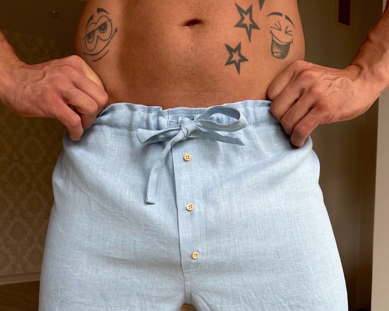 K&ouml;nnte beinhalten: Hellblaue Leinenhose mit Kordelzugbund und Knopfleiste. Die Hose hat eine lockere Passform und ist perfekt zum Entspannen zu Hause.