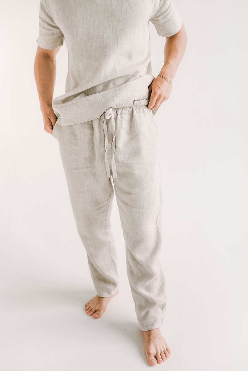 Op de afbeelding: Een licht beige linnen broek met een trekkoord. De broek is losjes gesneden en heeft een ontspannen, casual look.