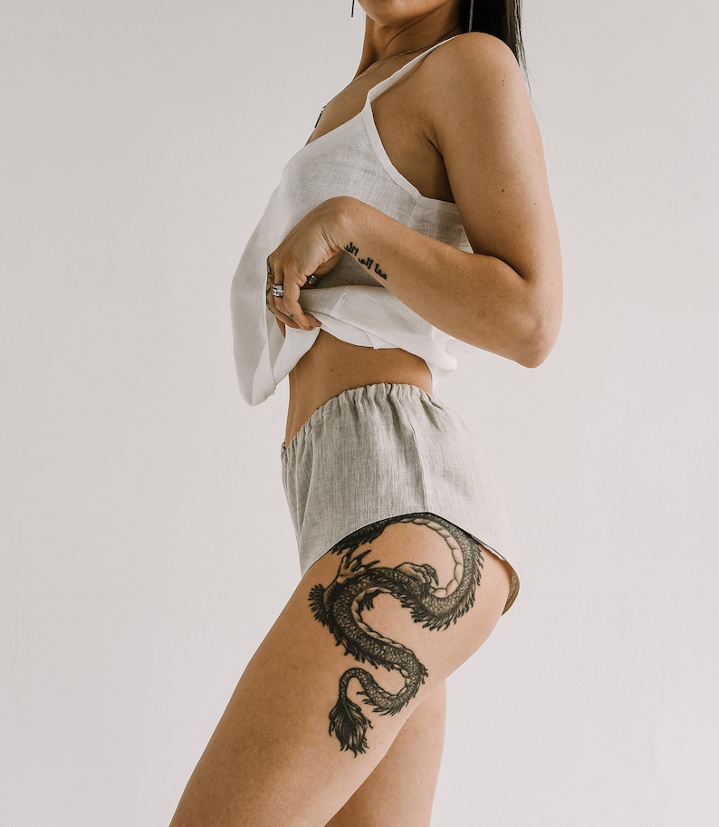 Pu&ograve; includere: Un top in lino chiaro con spalline sottili e pantaloncini abbinati. I pantaloncini sono di colore grigio chiaro con elastico in vita. L'outfit &egrave; realizzato in un tessuto morbido e traspirante, perfetto per la stagione calda.