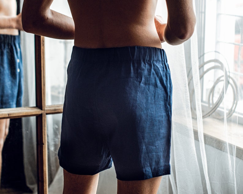 Op de afbeelding: Een donkerblauwe linnen short.