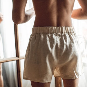 Op de afbeelding: Een licht beige linnen short met een trekkoord.