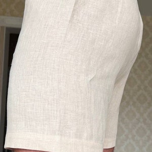 K&ouml;nnte beinhalten: Eine beige Shorts aus Leinen mit einem elastischen Bund.