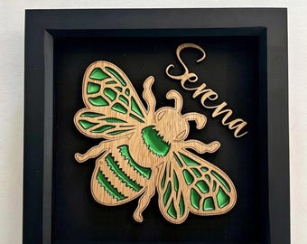 Cadre personnalisé abeille de Manchester | Nom personnalisé souvenir | Décoration d'intérieur en bois et résine de style chêne