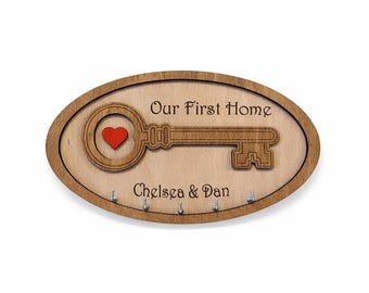 Porte-clés personnalisé en bois pour la première maison - Cadeau de pendaison de crémaillère avec prénom personnalisé pour les couples