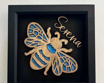 Cadre personnalisé abeille de Manchester | Nom personnalisé souvenir | Décoration d'intérieur en bois et résine de style chêne