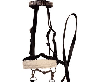 Briglia per Hobby Horse con peluche e redini, pelle nera, completamente regolabile, frontalino rimovibile, accessori per Hobby Horse