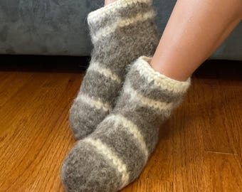 Pantufas femininas de lã, pantufas tricotadas à mão, meias de inverno, pantufas para usar em casa, calçados duráveis para casa, ideia de presente aconchegante, pantufas unissex.