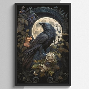 Puede incluir: Obra de arte enmarcada que representa un cuervo negro posado sobre flores, con una luna llena de fondo. La obra de arte de estilo gótico utiliza colores oscuros e imágenes detalladas. Flores y follaje rodean al cuervo y la luna.