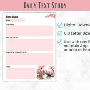 Puede incluir: Un planificador de estudio de texto diario imprimible con un fondo rosa y una ilustración floral. El planificador incluye secciones para la fecha, un versículo bíblico, la lección, cómo aplicarlo y notas. El texto "DAILY TEXT STUDY" está en la parte superior de la página. El texto "TEXTO DIARIO" está en la parte superior del planificador.