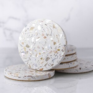 Montagnes russes rondes en terrazzo, décor de coquillages, style côtier, nacre, maison de plage, décor neutre, ensemble de 2, 4, 6 sous-verres, nautique Set of 6 coasters