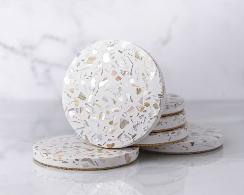 Montagnes russes rondes en terrazzo, décor de coquillages, style côtier, nacre, maison de plage, décor neutre, ensemble de 2, 4, 6 sous-verres, nautique Set of 6 coasters