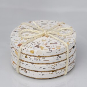 Montagnes russes rondes en terrazzo, décor de coquillages, style côtier, nacre, maison de plage, décor neutre, ensemble de 2, 4, 6 sous-verres, nautique Set of 4 coasters