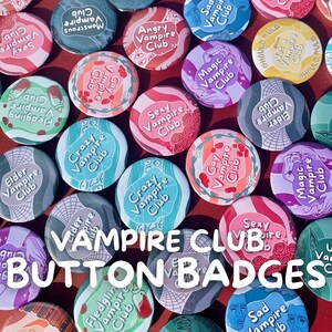 Pode incluir: Uma coleção de botões redondos coloridos com vários temas de clube de vampiros. Os botões apresentam diferentes designs, incluindo um vampiro com presas, um morcego, um caixão e um coração. O texto nos botões diz "Vampire Club" e inclui diferentes adjetivos como "Crazy", "Sexy", "Angry", "Sad", "Magic", "Elder", "Monstrous", "Fledgling", e "Gay".