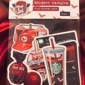 Puede incluir: Un conjunto de seis pegatinas de vinilo con tem&aacute;tica de vampiros modernos. Las pegatinas incluyen una bolsa de sangre, una gorra de b&eacute;isbol con una bolsa de sangre, un frasco de ba&ntilde;o de sangre, una receta para vampiros, una taza de Starbucks con un dise&ntilde;o de vampiro y una burbuja de mensaje de texto que dice "Sin so far you've been now".