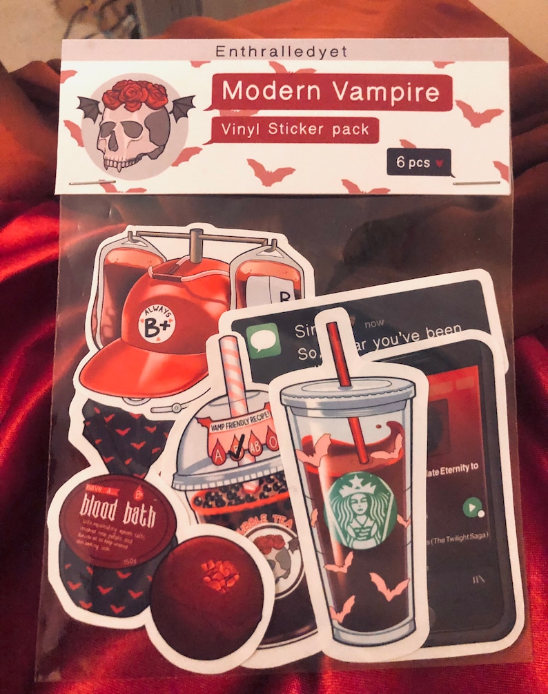 Puede incluir: Un conjunto de seis pegatinas de vinilo con tem&aacute;tica de vampiros modernos. Las pegatinas incluyen una bolsa de sangre, una gorra de b&eacute;isbol con una bolsa de sangre, un frasco de ba&ntilde;o de sangre, una receta para vampiros, una taza de Starbucks con un dise&ntilde;o de vampiro y una burbuja de mensaje de texto que dice "Sin so far you've been now".