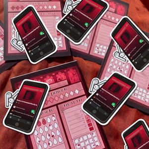 Puede incluir: Primer plano de una hoja de personaje rosa y roja con una pantalla de tel&eacute;fono que muestra una aplicaci&oacute;n de reproductor de m&uacute;sica. La aplicaci&oacute;n est&aacute; reproduciendo una canci&oacute;n titulada "Beats to Contemplate Eternity to". El tel&eacute;fono est&aacute; rodeado de varios otros tel&eacute;fonos con la misma aplicaci&oacute;n abierta.