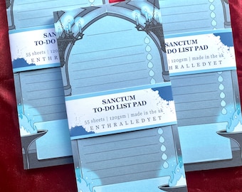 Puede incluir: Tres blocs de notas para hacer con un diseño de arco gótico, de color azul y gris. Cada bloc de notas contiene 55 hojas y tiene un gramaje de 120 g/m². El texto en el bloc de notas dice "Sanctum To-Do List Pad" y "Enthralled Yet".