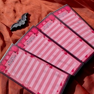Puede incluir: Cuatro listas de tareas pendientes de color rosa y negro con el texto "TO-DO TONIGHT" en cada una. Las listas tienen un dise&ntilde;o de salpicaduras de sangre.