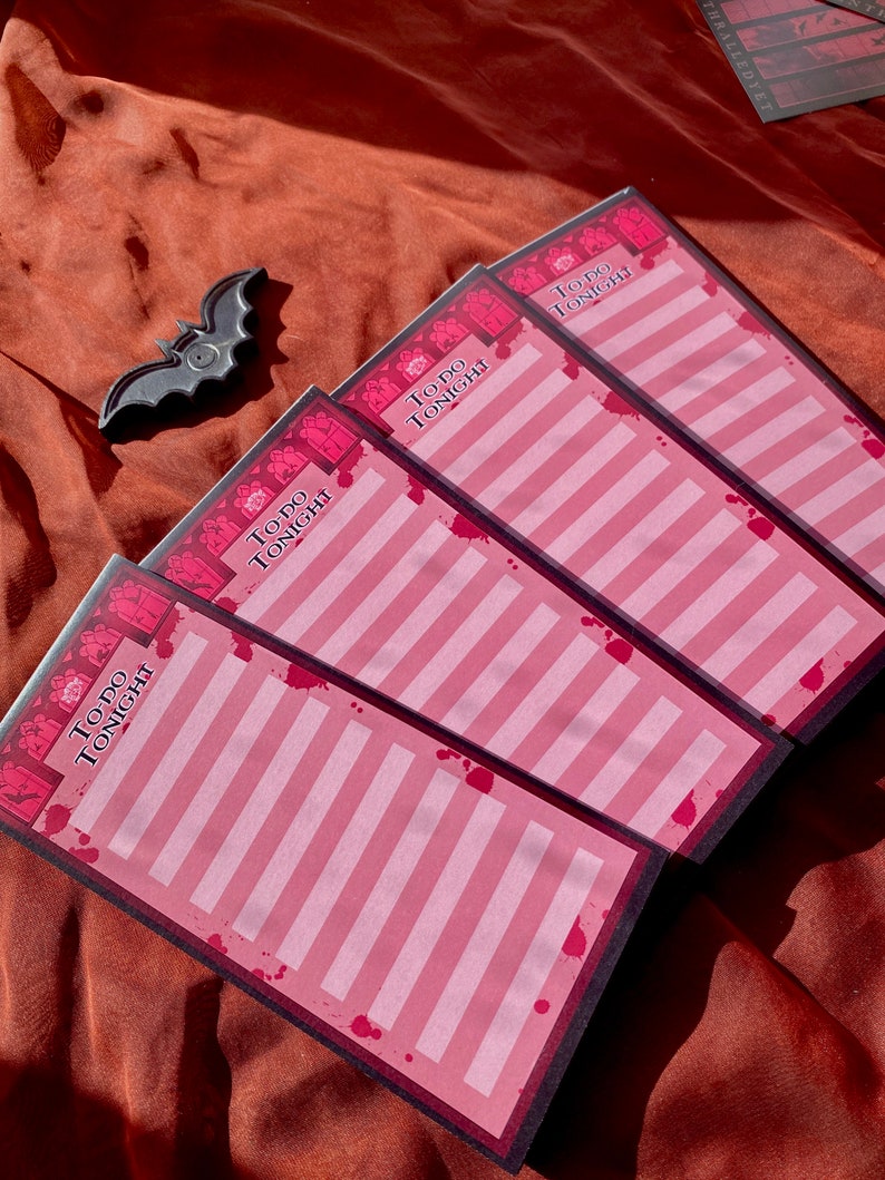 Puede incluir: Cuatro listas de tareas pendientes de color rosa y negro con el texto "TO-DO TONIGHT" en cada una. Las listas tienen un dise&ntilde;o de salpicaduras de sangre.