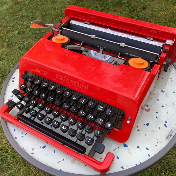 Working Olivetti Valentine Typewriter | Red | Vintage 1970 | Ultra-portable Typewriter | Made in Spain | Original Color