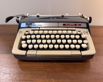 Working Smith-Corona Typewriter: Classic 12 | Vintage 1972 | Portable Typewriter | Grey & White | Manual | Wide-Carriage
