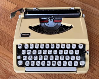 Working Brother Typewriter: Wedgefield 100 | Vintage 1972 | Ultra-Portable Typewriter | Yellow | Manual | Kmart