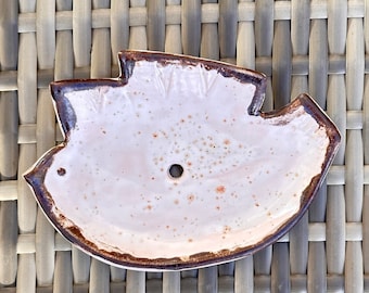 Ceramic soap dish shaped as a bird, hand-shaped beige soap dish with the brown edge, soap tray hand-potted with bird motif