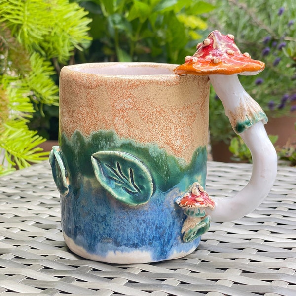 Pilztasse Keramik, Teetasse mit Fliegenpilz, Glückpilz Becher mit Griff, handgetöpferte Kaffeetasse mit Pilz und Blättern