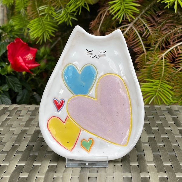 Small ceramic fruit plate shaped as a cat, hand-made gift for cat lovers, hand-shaped jewelry bowl with a cat motif