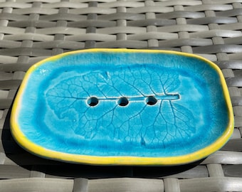 Handgevormde zeepschaal van turquoise keramiek met gele rand, bloemenkeramiek badkamerdecor, zeepschaal in pot met bladprint