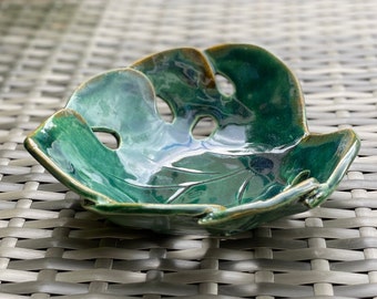 Fruit bowl ceramic as Monstera leaf hand-formed, candy bowl emerald green made of ceramic, knick-knack leaf bowl