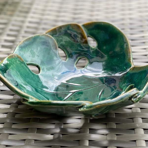 Obstschale Keramik als Monstera Blatt handgeformt, Konfekt Schale Smaragd Grün aus Keramik, Krimskrams Blattschale