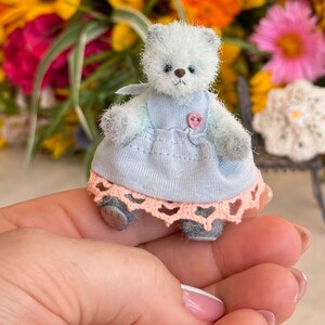 Halloween teddy bear with broom and witch hat 4 cm, miniature teddy, crocheted miniature, unique teddy, mini teddy, gift for teddy lovers Mädchen Teddy blau