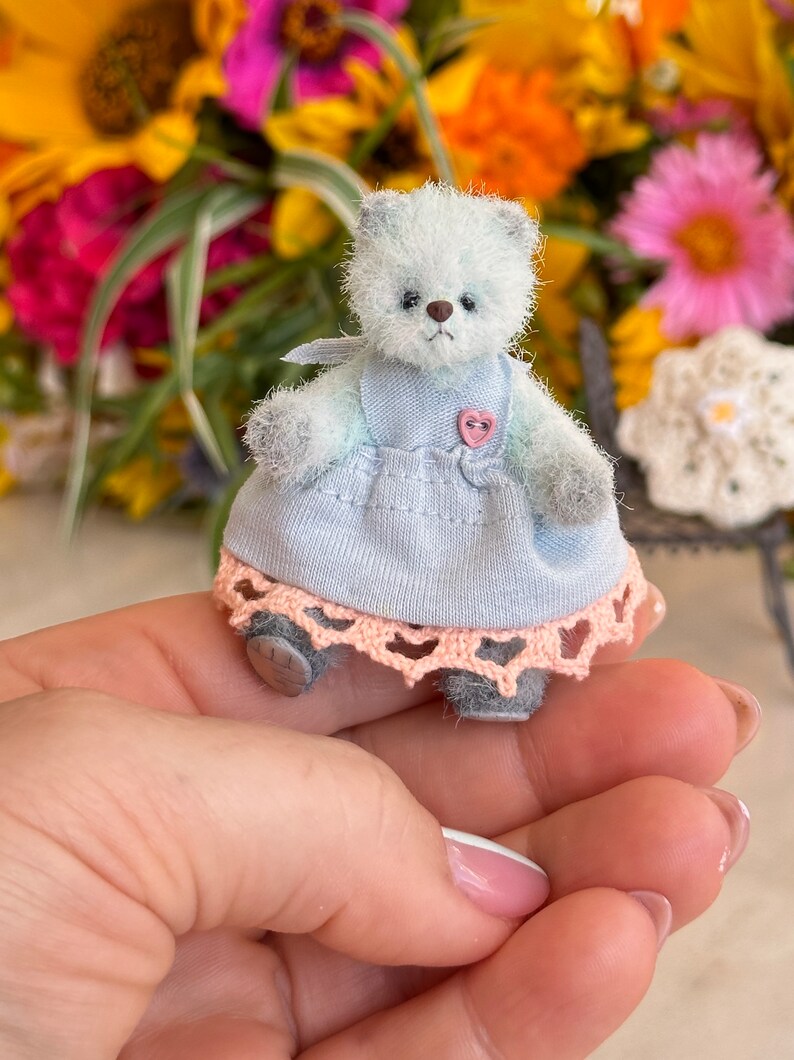 Halloween teddy bear with broom and witch hat 4 cm, miniature teddy, crocheted miniature, unique teddy, mini teddy, gift for teddy lovers Mädchen Teddy blau