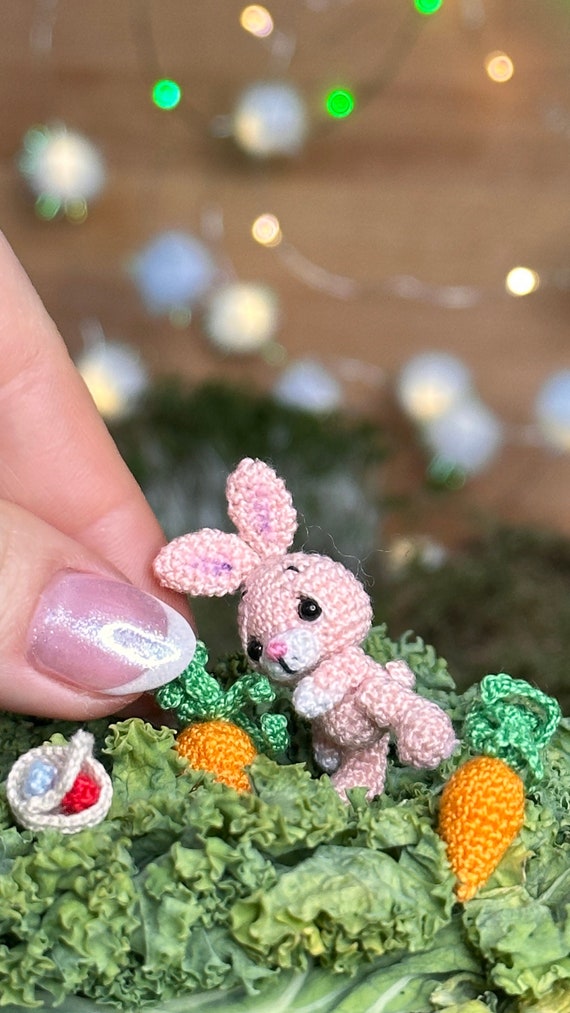 Rosafarbener Osterhase mit Ostereier und Möhre in Walnussschatulle, winziger Osterhase, Miniamirugumi Osterhase Sammelstück, Ostern Deko