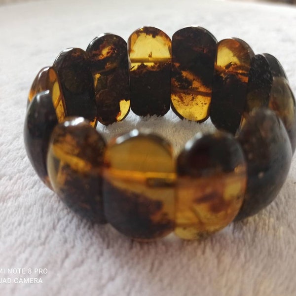 Bracelet spécial en ambre avec de superbes inclusions