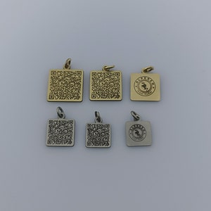 QR-Code-Logo-Charm, Link-Tag für Ihre Marke, zweiseitiger gravierter Charm mit Creolen