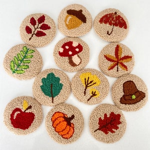 Sous-bocks de voiture perforés faits main sur le thème de l'automne, lot de 2 modèles d'automne, décoration de voiture d'hallowen, cadeau d'hallowen, tapis mug capitonné de voiture d'automne