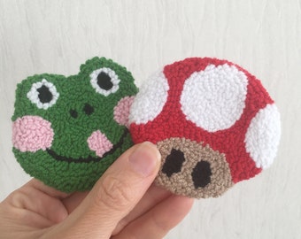 Ensemble de 2 sous-verres de voiture grenouille et champignon, sous-verres pour voiture, accessoires de voiture mignons, cadeau de voiture neuve, cadeau pour voiture neuve, sous-verres de voiture Punch Needle