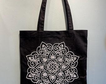 Bolsa de linho com mandala bordada: bolsa de ombro preta feita à mão