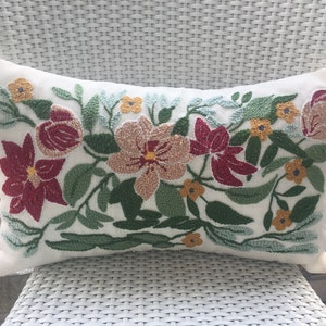 Blommigt örngott med Punch Needle-motiv: Broderad bohemisk kudde