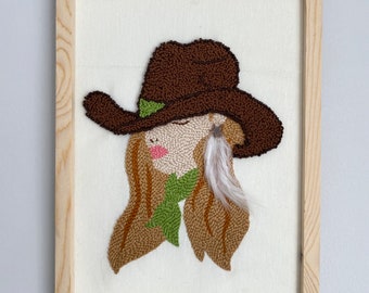 Dekoracja ścienna Punch Needle Cowgirl: ręcznie robiony wystrój w stylu boho